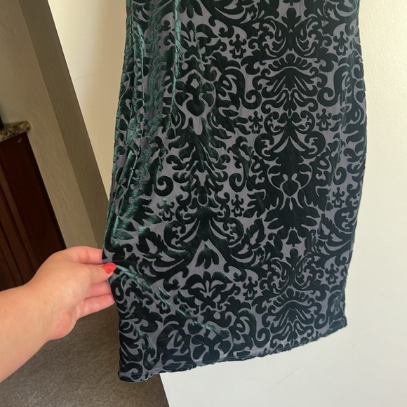 Emerald green, velvet patterned body con dress - Picture 6 of 9